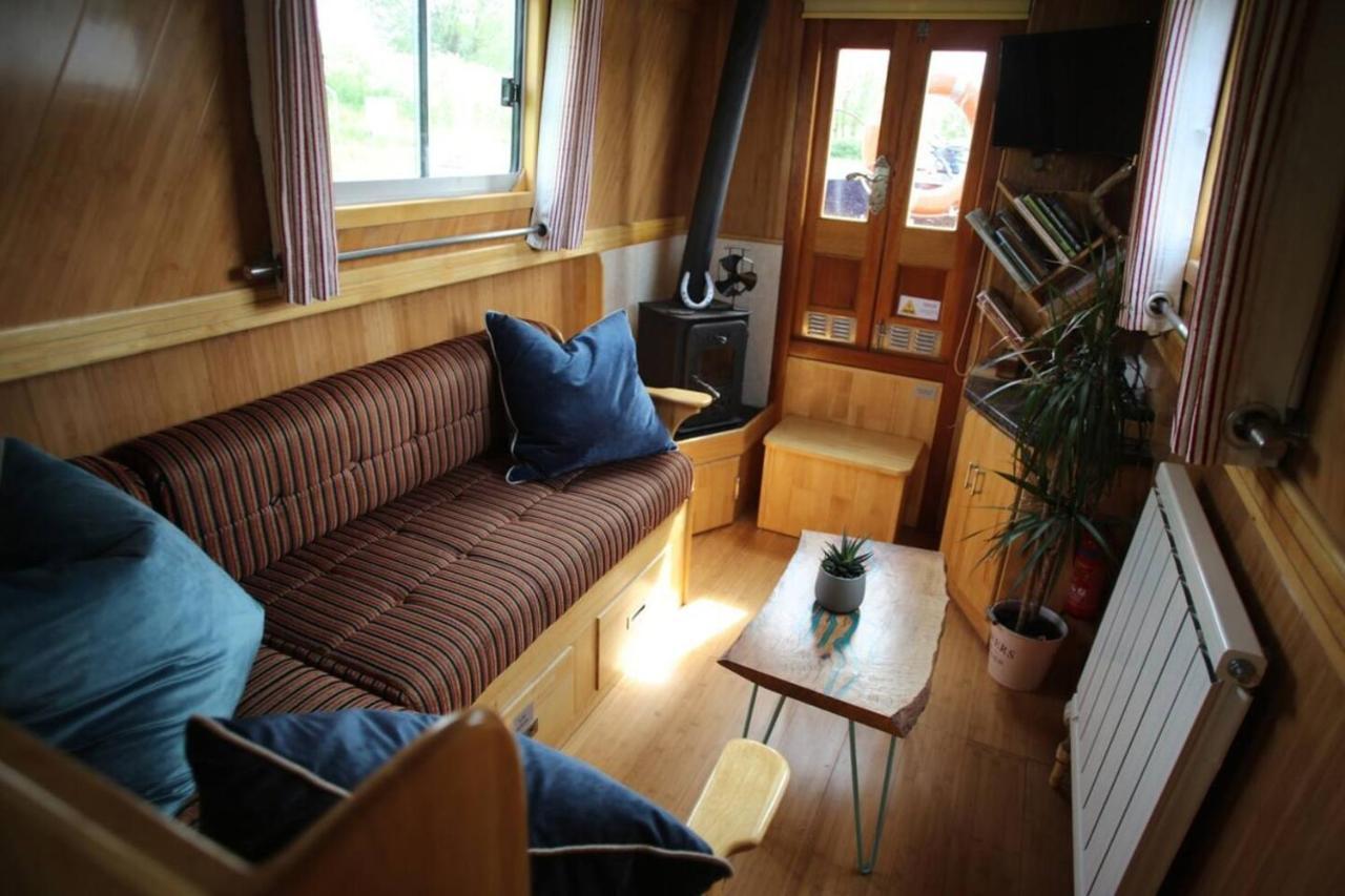 Botel Narrowboats - Beautiful New Moon Narrowboat