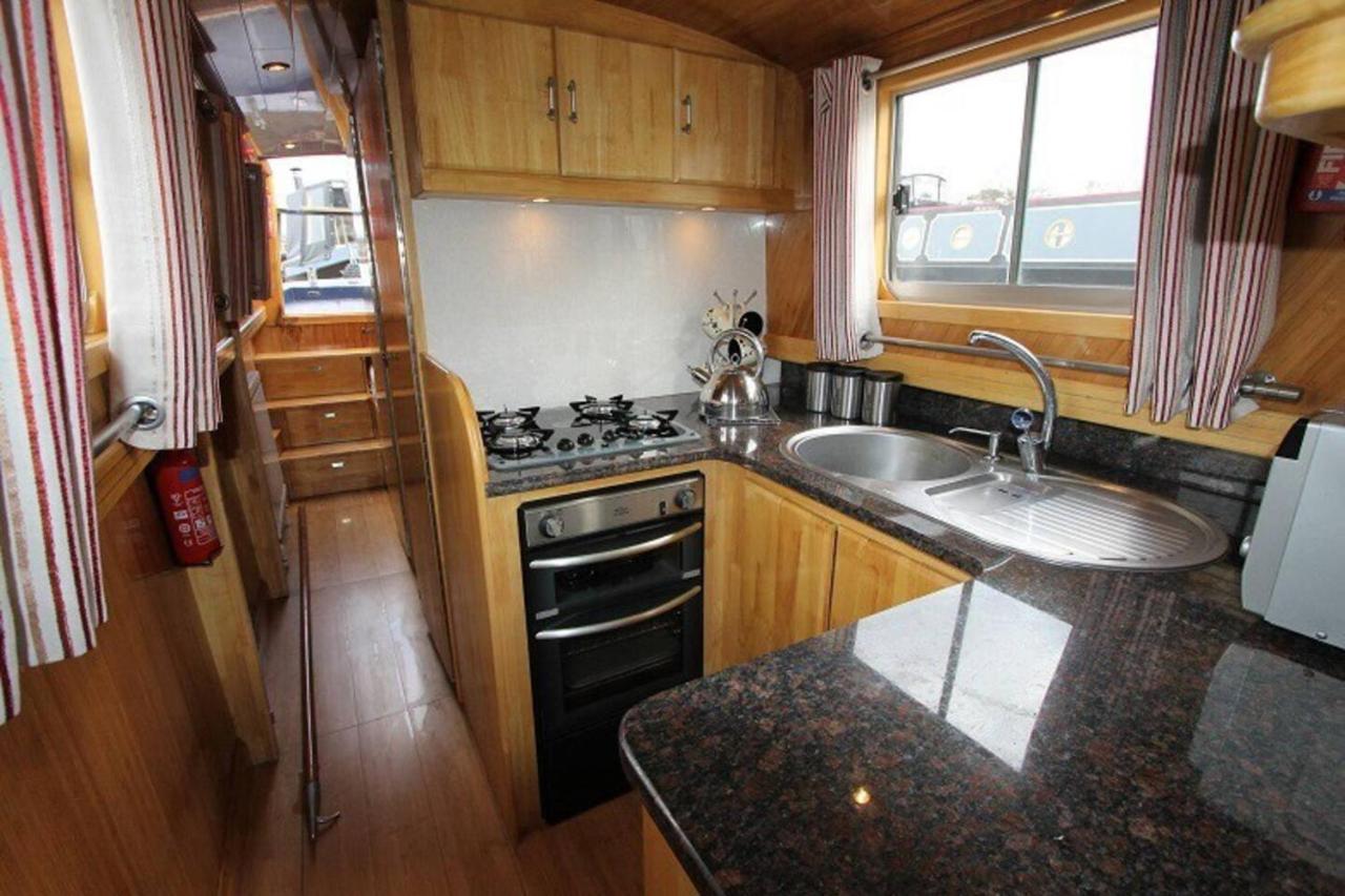 Botel Narrowboats - Beautiful New Moon Narrowboat Cambridge (Cambridgeshire)