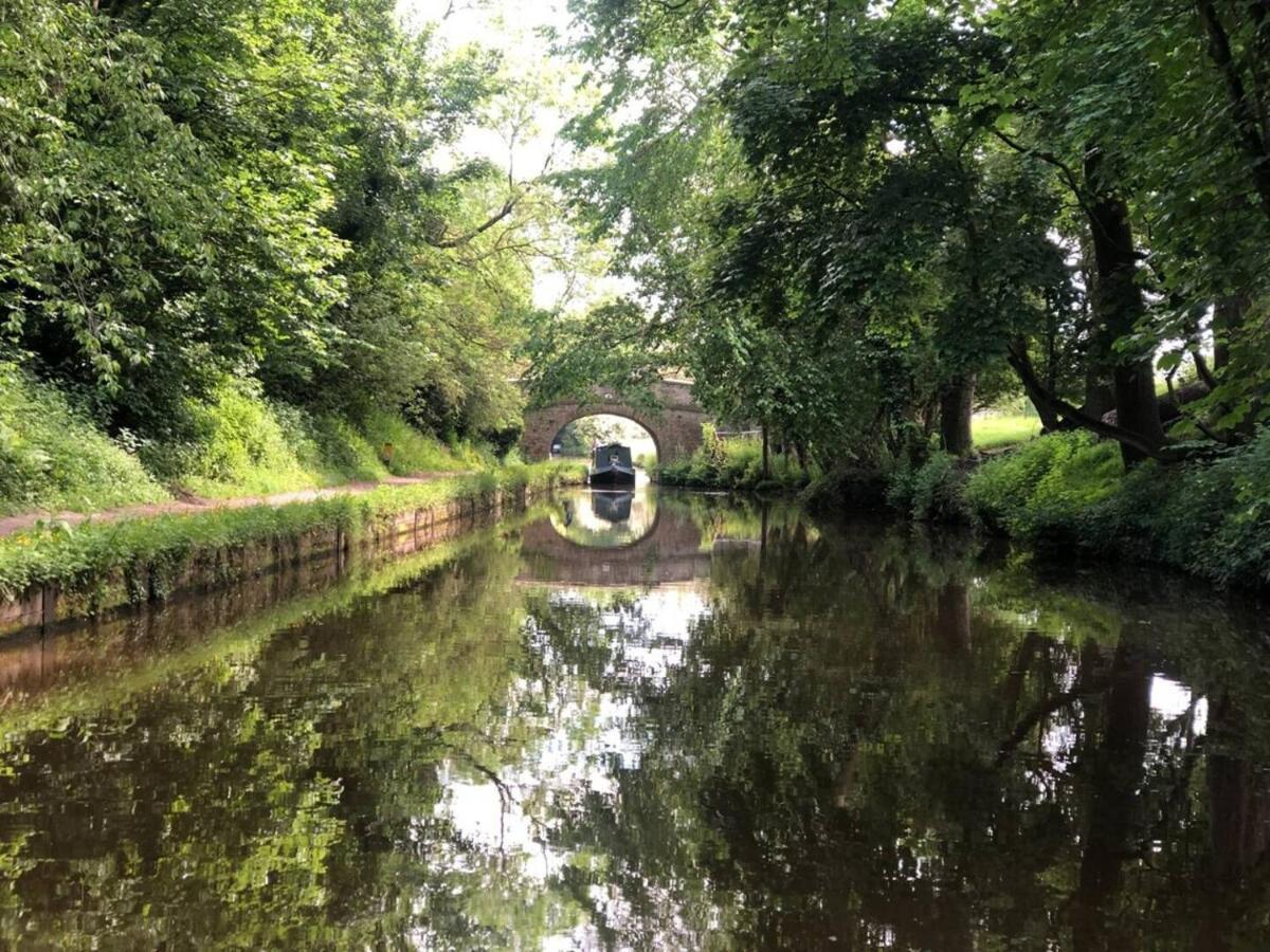 Botel Narrowboats - Beautiful New Moon Narrowboat *