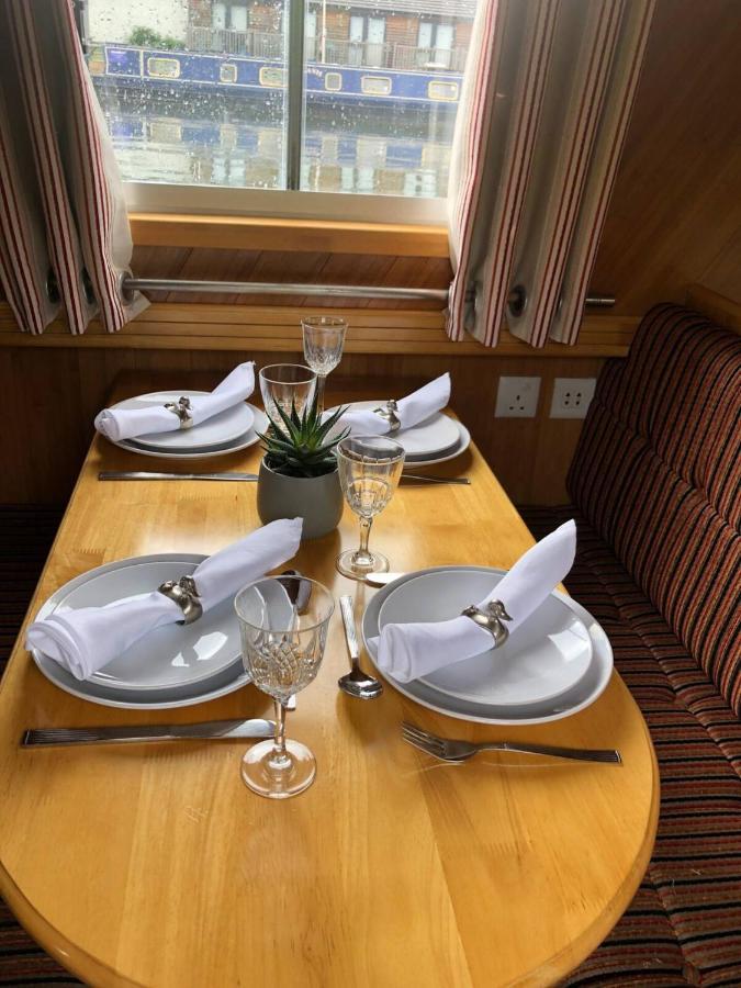 Narrowboats - Beautiful New Moon Narrowboat Botel *