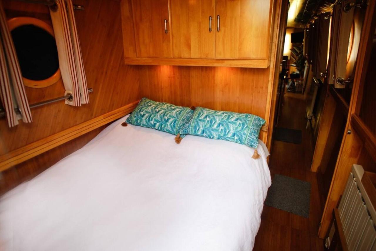 Narrowboats - Beautiful New Moon Narrowboat Botel Cambridge (Cambridgeshire)